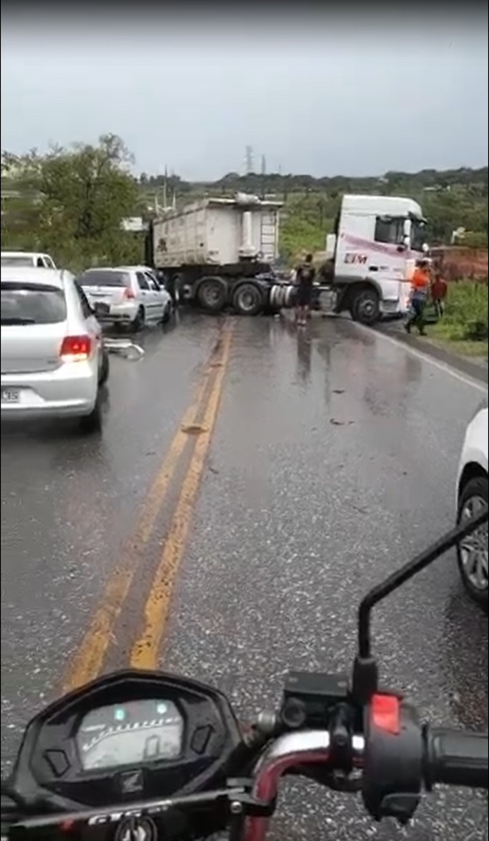 Acidente entre carro e caminhão deixa três feridos em Matozinhos, na Grande BH